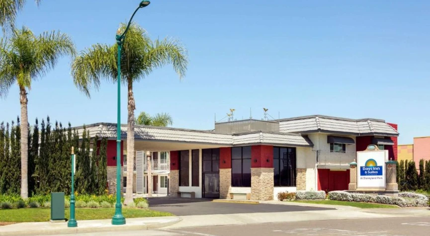 Days Inn & Suites by Wyndham Anaheim At Disneyland Park