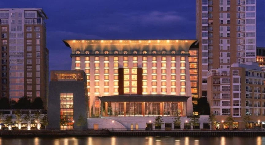 Canary Riverside Plaza Hotel