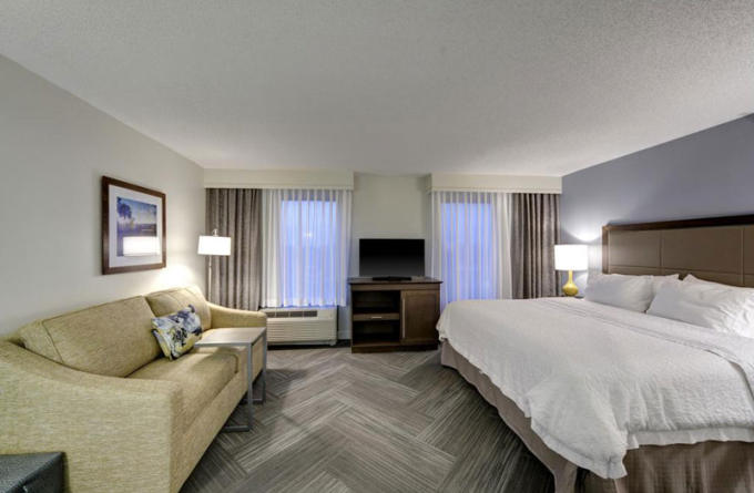 Hampton Inn & Suites at Colonial TownPark