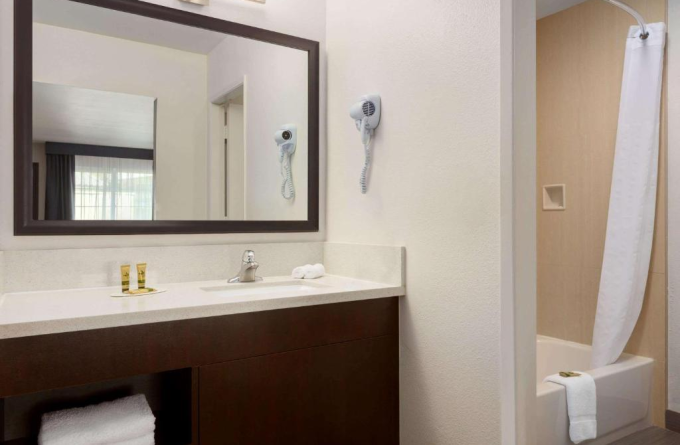 Days Inn & Suites by Wyndham Anaheim At Disneyland Park