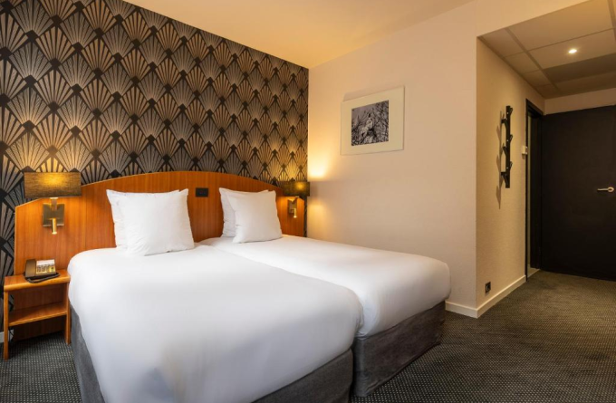 Aris Grand Place Hotel