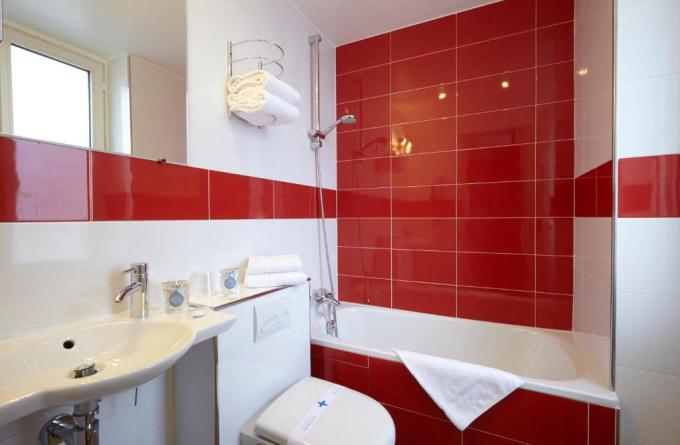 Kyriad Paris 10 - Canal Saint Martin - Republique