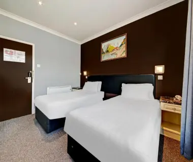 OYO Bostons Manor Hotel