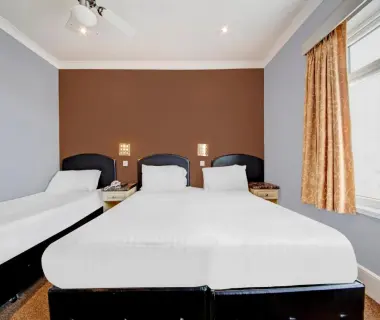 OYO Bostons Manor Hotel