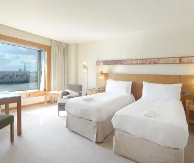 Canary Riverside Plaza Hotel